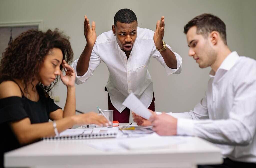 discutiendo en la oficina por no saber delegar