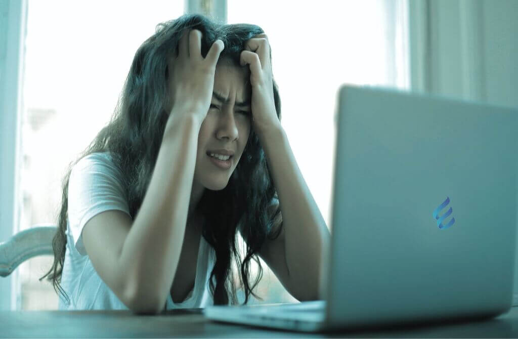 Muestra mujer abrumada por no saber cómo ser más productiva