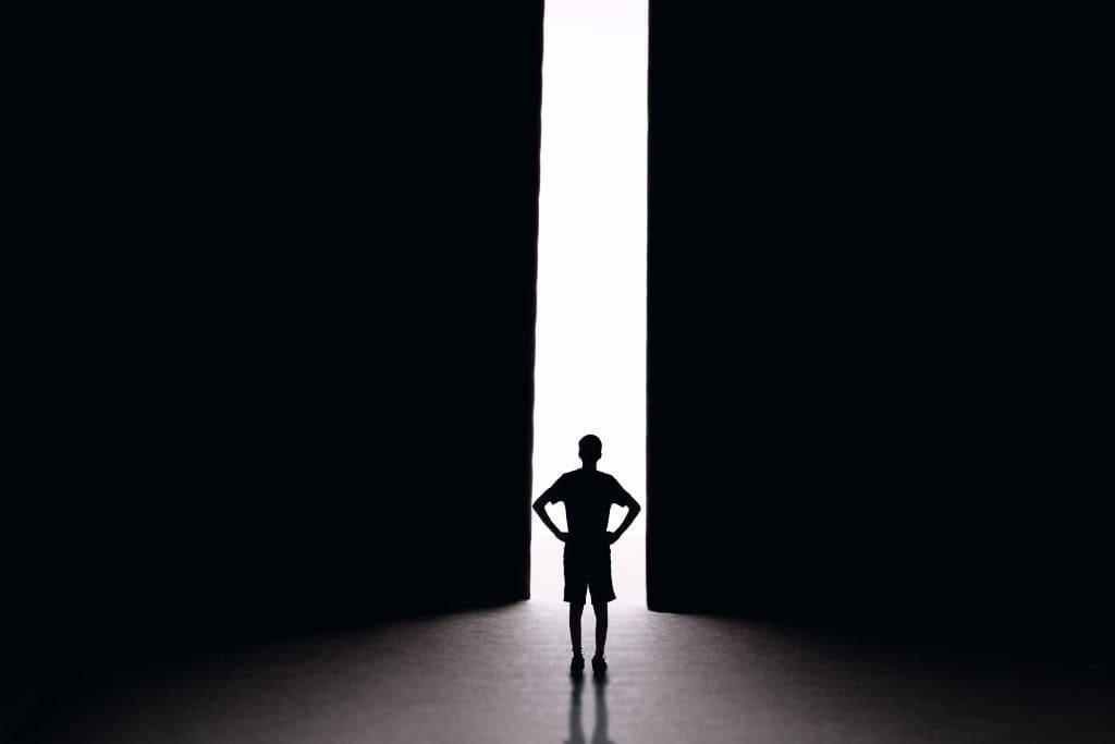 Ilustra apertura de puertas a nuevas oportunidades. Representa el crecimiento profesional y las oportunidades que se presentan a través de una marca personal sólida.