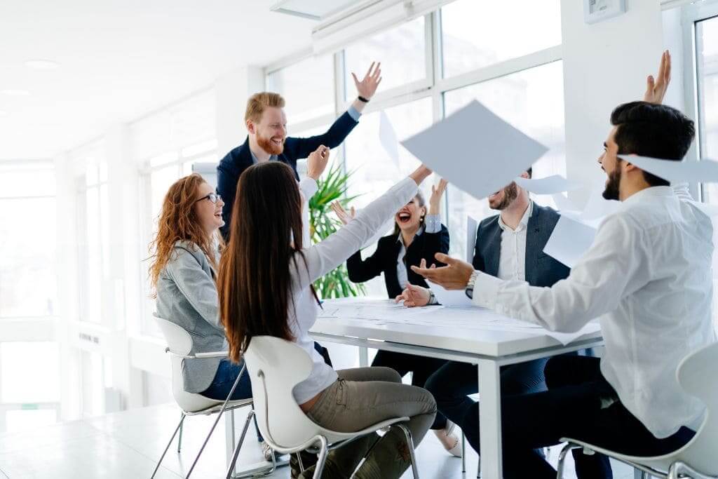  Muestra la construcción de relaciones significativas. Representa la colaboración y el intercambio de ideas.