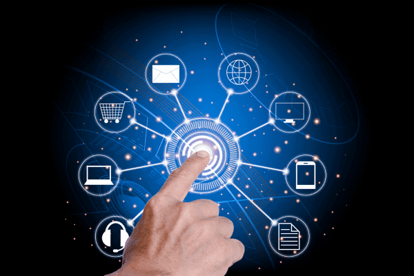 Interconexión digital con dispositivos electrónicos y conexiones en línea. La imagen menciona los elementos clave presentes, como dispositivos electrónicos y conexiones.